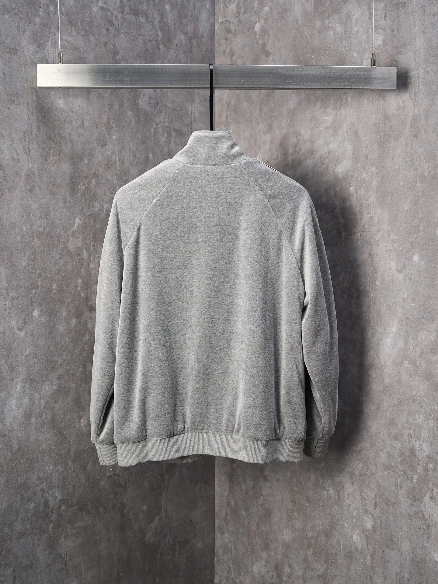 [Real auction] Celine/Celine gray fog velvet Arc de Triomphe embroidered suit zipper jacket [In Stock] S M L XL custom-made Yunrou twin velvet fog cotton sateen. Delicate and smooth, close to the skin like a cloud. The main tone is high-end gray. It is low-key and full of connotation. The iconic CELINE Arc de Triomphe embroidery wakes up on the gray fog velvet. It is fully recognizable. The contrasting ribbons are like shooting stars across the shoulders and arms. The metal zipper glows with cold light. The visual impact between movement and movement. The stand-up collar is cut with neat lines, both strong and soft. When taken apart, it is a style item. When worn together, it is an aura shirt. The suit is worry-free to wear. Use imported machine embroidery technology. Use advanced computer control system and precise mechanical components to realize the Arc de Triomphe embroidery operation. High precision. The lines are smooth and delicate. The fabrics have been washed and have a better hand feel. Not easy to deform, not easy to shrink, not easy to fade. Maintain long-term beauty and fit.